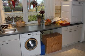 Réfrigérateur, four à micro-ondes, lave-vaisselle, chaise haute