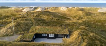 Unobtrusive holiday home with sea views in a wonderful dune location for 4 persons 