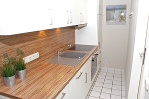 Køleskab, ovn, opvaskemaskine, højstol