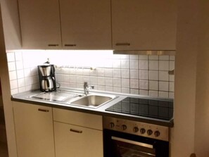 Refrigerador, horno, cafetera y tetera y tetera eléctrica 