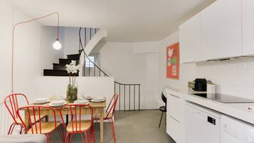 Fridge, microwave, stovetop, dishwasher