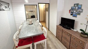 Dining - 2-Room + Cabin Apartment for 4-6 in Heart of Station - WiFi & Balcony (Valfréjus)