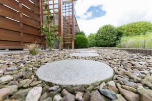 Unclassified image, 5 of 45, button