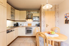 Fridge, microwave, oven, dishwasher - Apartment country life 35195 - Apartment ground floor, country life (Holtland)