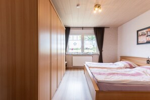 2 Schlafzimmer, Reisekinderbett, WLAN, Bettwäsche