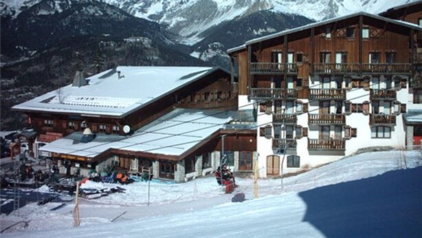 A mountain lodge with multiple balconies and a ski slope in the background. - Charming studio for 2-3 people with balcony in Valfréjus (Valfréjus)