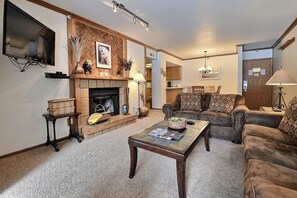 Televisio, takka, DVD-soitin