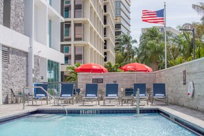 Outdoor pool, open 9:00 AM to 5:00 PM, pool umbrellas, pool loungers - Hilton Garden Inn West Palm Beach I95 Outlets (West Palm Beach)
