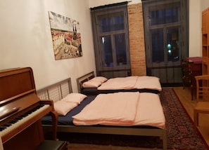 Schreibtisch, Verdunkelungsvorhänge, kostenloses WLAN, Bettwäsche