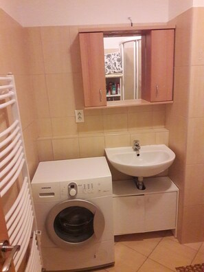 Apartment, 2 Doppelbetten, Nichtraucher | Badezimmer | Dusche, kostenlose Toilettenartikel, Haartrockner, Handtücher