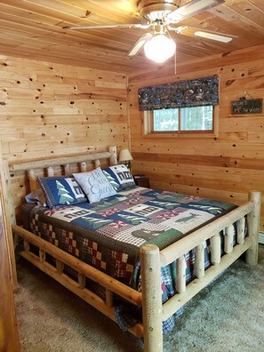 3 bedrooms, bed sheets - Peace, Privacy and a Pontoon!! No steps in home or to water! (Eagle River)