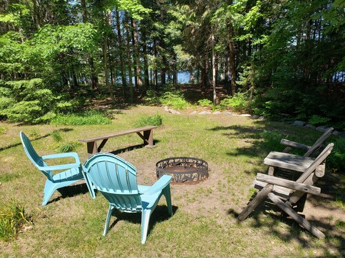 Peace, Privacy and a Pontoon!! No steps in home or to water!