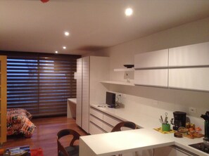 Kühlschrank, Mikrowelle, Kochgeschirr/Geschirr/Besteck