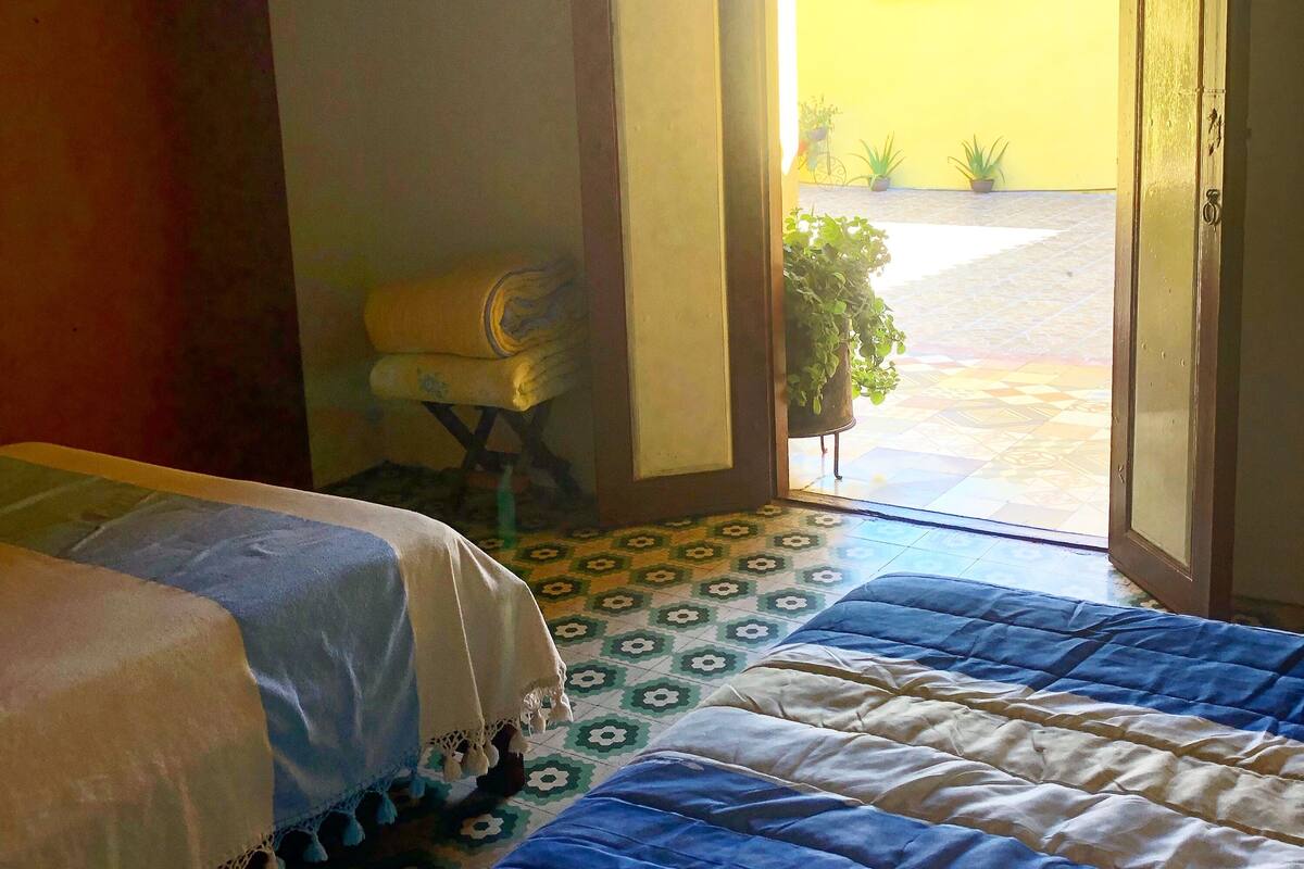 Basic-Vierbettzimmer, 2 Doppelbetten, barrierefrei, Nichtraucher | Hochwertige Bettwaren, Daunenbettdecken, Schreibtisch