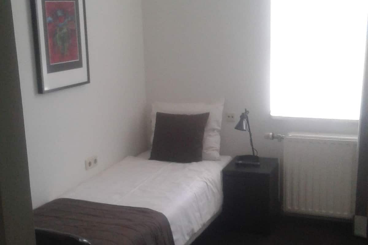 Single Room | Desk, blackout curtains, soundproofing, free cots/infant beds