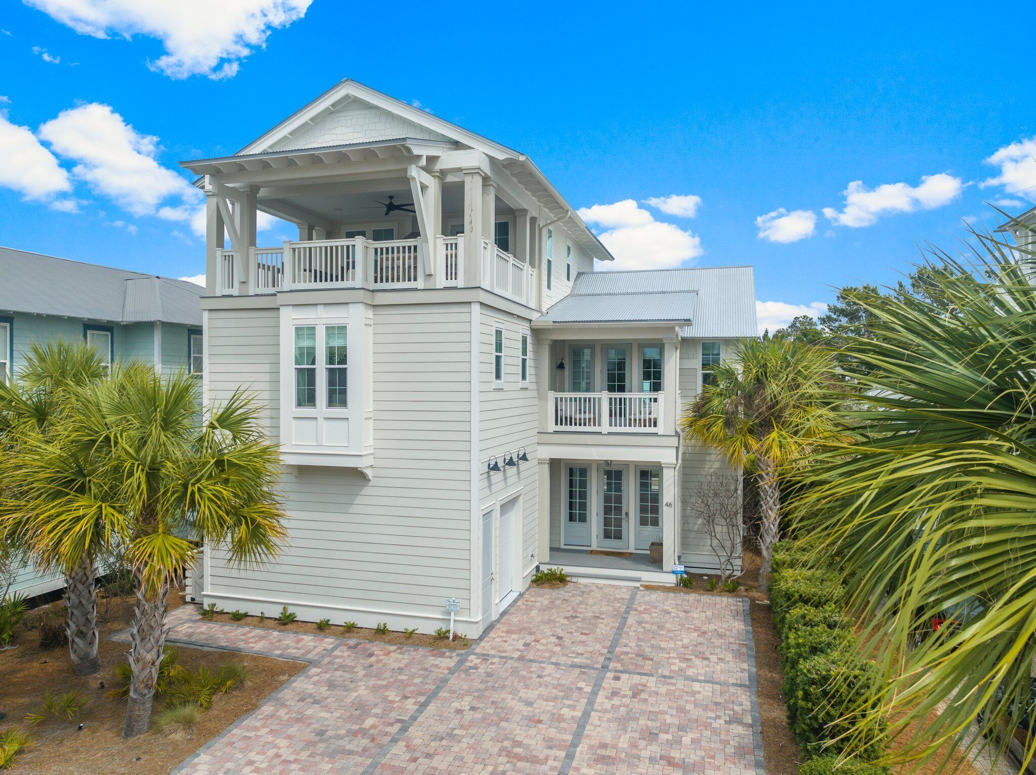 FEATURES GAME ROOM! CLOSE TO POOL! IN THE HEART OF SEACREST!