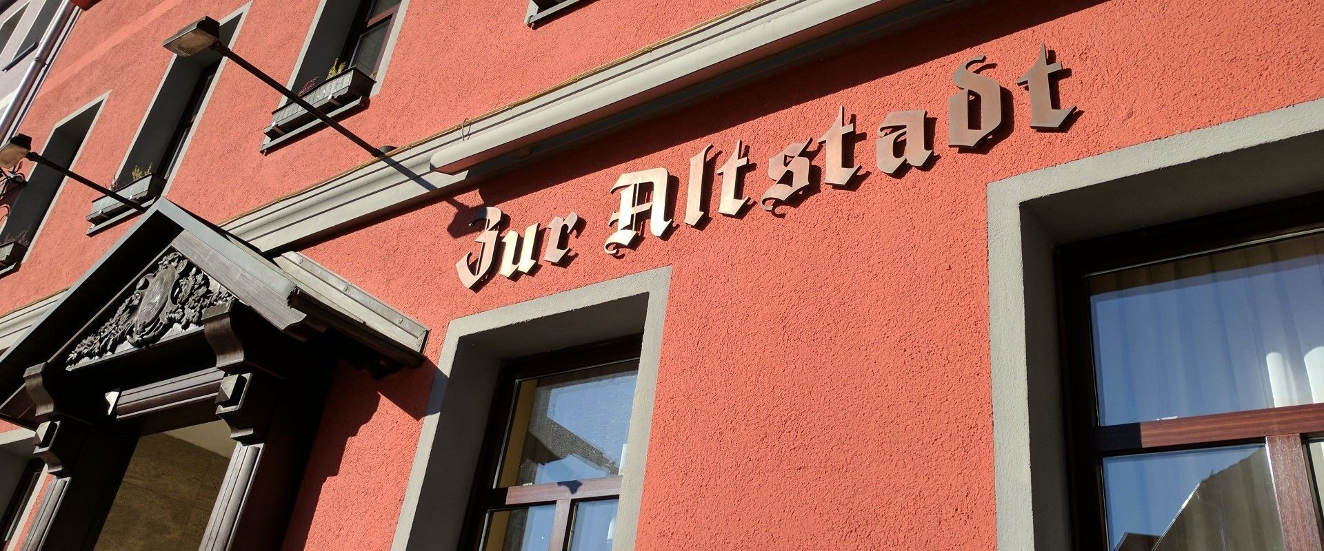 La façade d’un immeuble porte l’inscription « Die Altstadt », ce qui indique qu’il s’agit d’un quartier historique ou traditionnel.