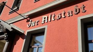 La façade d’un immeuble porte l’inscription « Die Altstadt », ce qui indique qu’il s’agit d’un quartier historique ou traditionnel.
