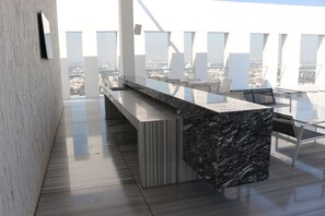 Una piscina al aire libre