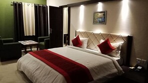 Desk, laptop workspace, soundproofing, free WiFi