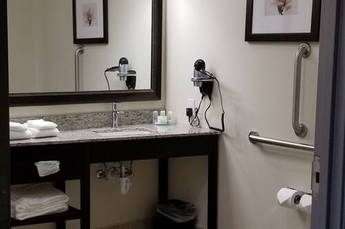 Articles de toilette gratuits, sèche-cheveux, serviettes fournies, savon