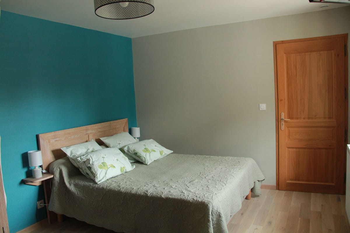 Habitación doble (Mésange) | 1 dormitorio, decoración individual, mobiliario individual y escritorio