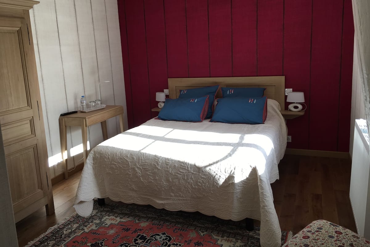Habitación doble (Rouge Gorge) | 1 dormitorio, decoración individual, mobiliario individual y escritorio