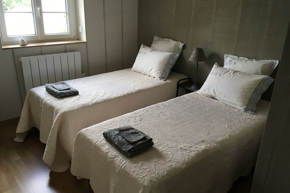 Habitación con 1 cama doble o 2 individuales (Sitelle) | 1 dormitorio, decoración individual, mobiliario individual y escritorio
