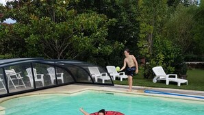 Indoor pool, open 7:00 AM to 9:00 PM, pool umbrellas, pool loungers - Manoir le Bout du Pont (Huisseau-sur-Cosson)