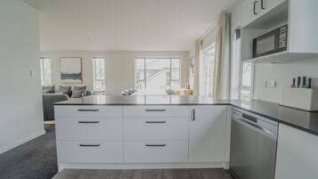 Apartemen Kota, 2 kamar tidur | Dapur pribadi | Lemari es besar, microwave, oven, dan kompor