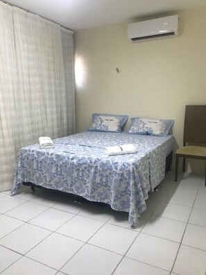 Habitación básica con 1 cama doble o 2 individuales, 2 camas individuales | Cortinas opacas, wifi gratis, ropa de cama