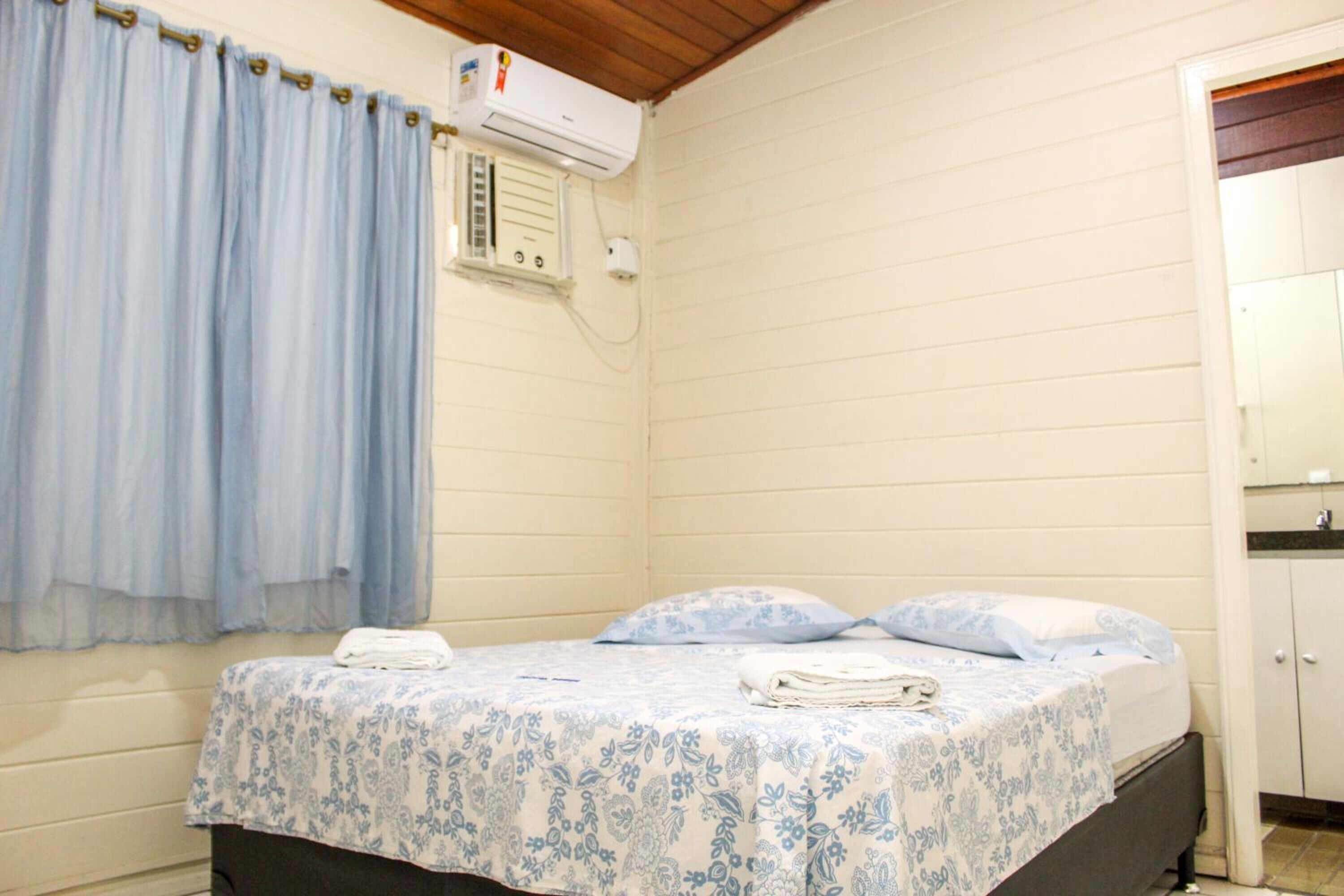 Blackout drapes, free WiFi, bed sheets