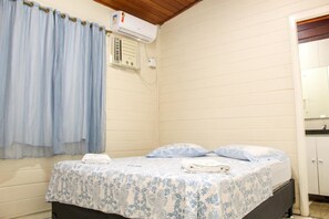 遮光窗帘、免费 WiFi、床单