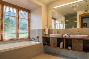 Grasmere Junior Suite | Bathroom | Separate bathtub and shower, deep-soaking bathtub, free toiletries - Grasmere High Country Bed & Breakfast Lodge (Lake Pearson)