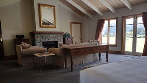 Premium bedding, in-room safe, individually decorated - Grasmere High Country Bed & Breakfast Lodge (Lake Pearson)