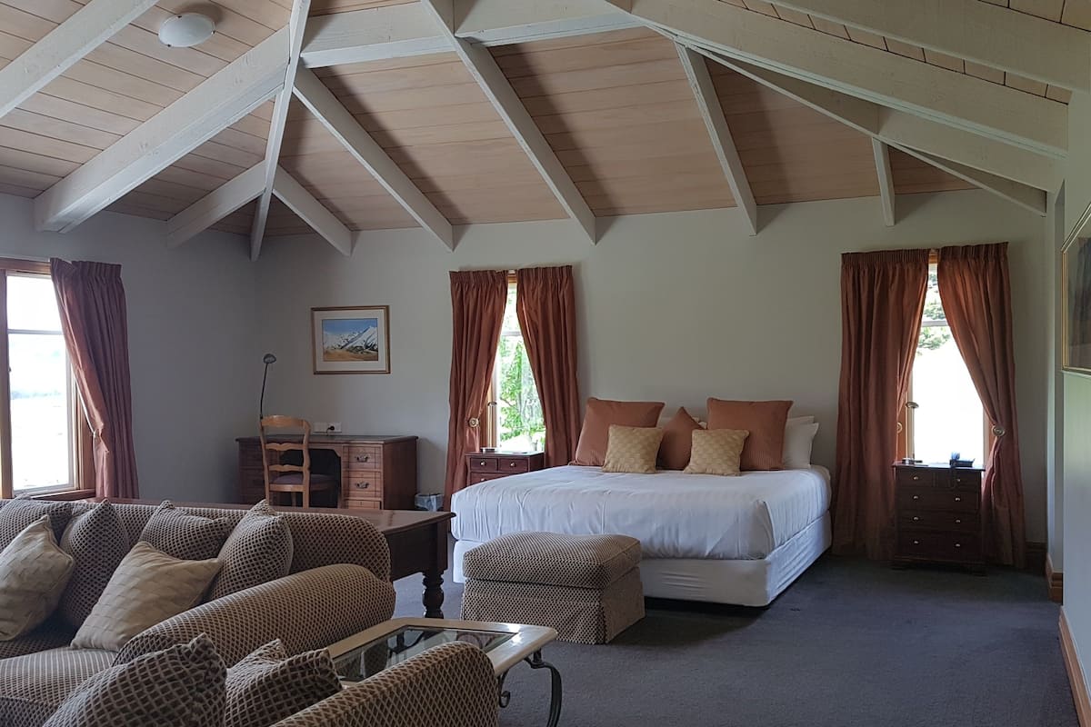 Premium bedding, in-room safe, individually decorated