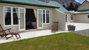 Chambre, accessible aux personnes à mobilité réduite, vue sur le lac | Literie de qualité, coffre-fort, bureau, rideaux d’obscurcissement