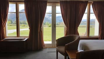 Lakeview Interconnect Rooms | Premium bedding, in-room safe, individually decorated