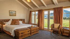 Chambre, accessible aux personnes à mobilité réduite, vue sur le lac | Literie de qualité, coffre-fort, bureau, rideaux d’obscurcissement