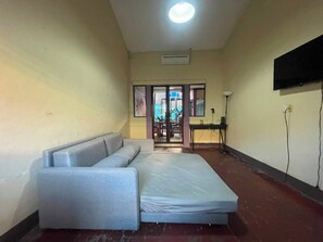 32-inch Smart TV with cable channels, TV, Netflix - Casa Caballito (León)