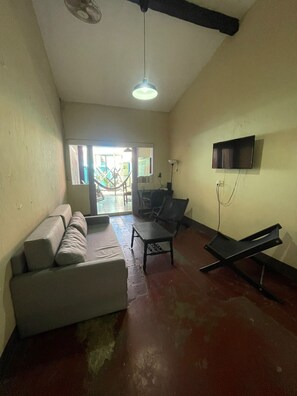 32-inch Smart TV with cable channels, TV, Netflix - Casa Caballito (León)