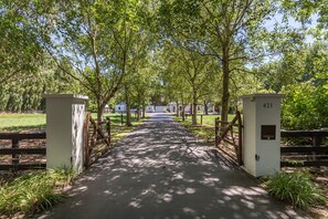 Property entrance - Bond Estate Luxury Accommodation (Christchurch)