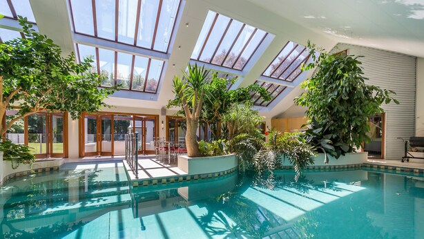 Indoor pool - Bond Estate Luxury Accommodation (Christchurch)
