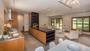Dining - Bond Estate Luxury Accommodation (Christchurch)