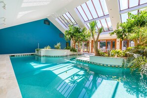 Indoor pool - Bond Estate Luxury Accommodation (Christchurch)
