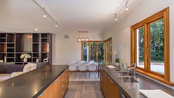 Luxury House, 5 Bedrooms, Garden View | Shared kitchen | Full-sized fridge, microwave, oven, stovetop