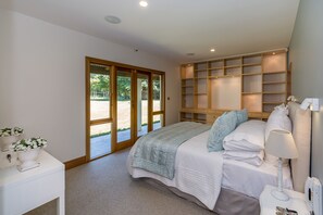 5 bedrooms, Egyptian cotton sheets, premium bedding, pillow-top beds - Bond Estate Luxury Accommodation (Christchurch)