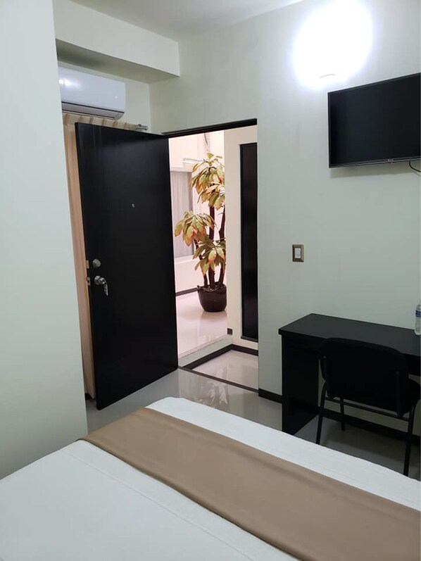 Desk, iron/ironing board, free WiFi, bed sheets - Hotel Real Jaguar (Tuxtla Gutierrez)