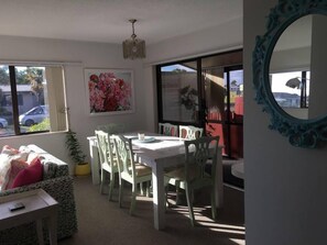 In-room dining - Sunny Holiday Home Near the Beach (Tauranga)