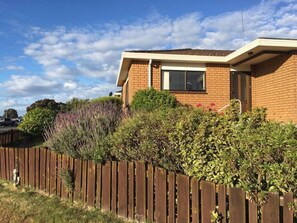 Property grounds - Sunny Holiday Home Near the Beach (Tauranga)